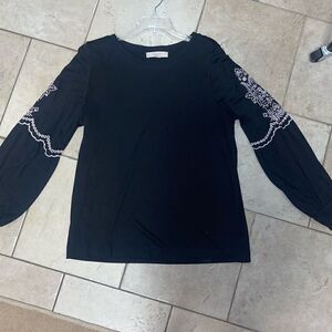 And Taylor loft women’s embroidered sleeve top, black, size large